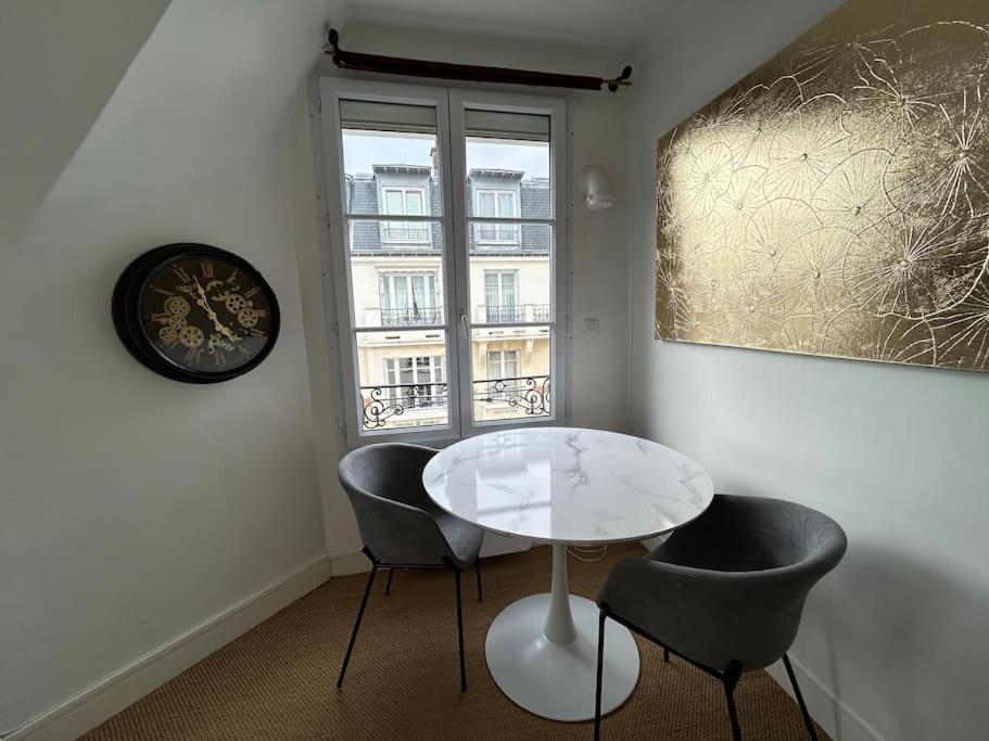 Elegant Eiffel Tower View Flat *