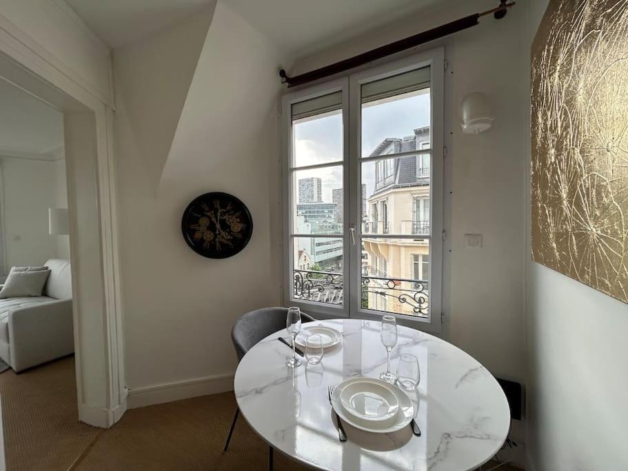 Elegant Eiffel Tower View Flat * Parijs