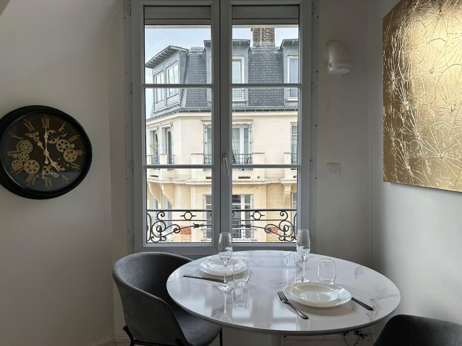 Elegant Eiffel Tower View Flat Appartement Parijs