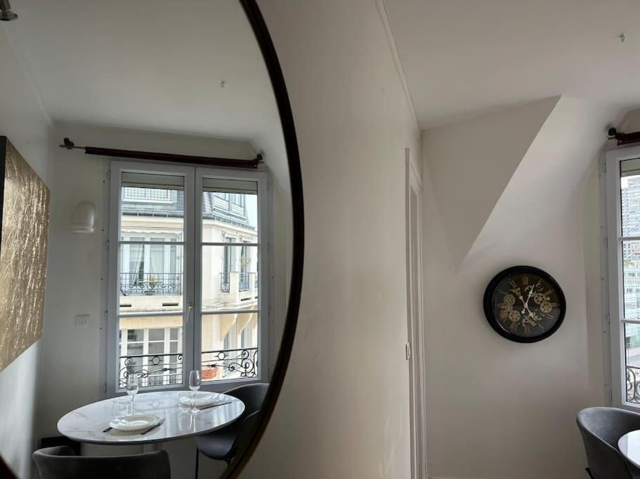 Elegant Eiffel Tower View Flat Parijs